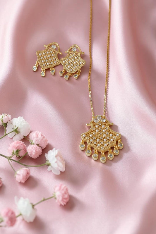 Oula pendant set in golden