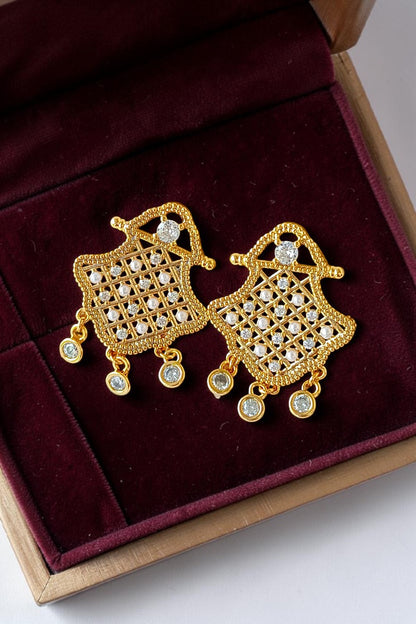 Oula pendant set in golden