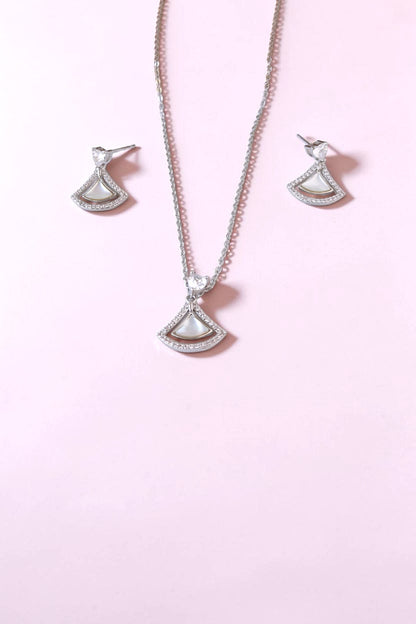 Sareena pendant set in Silver