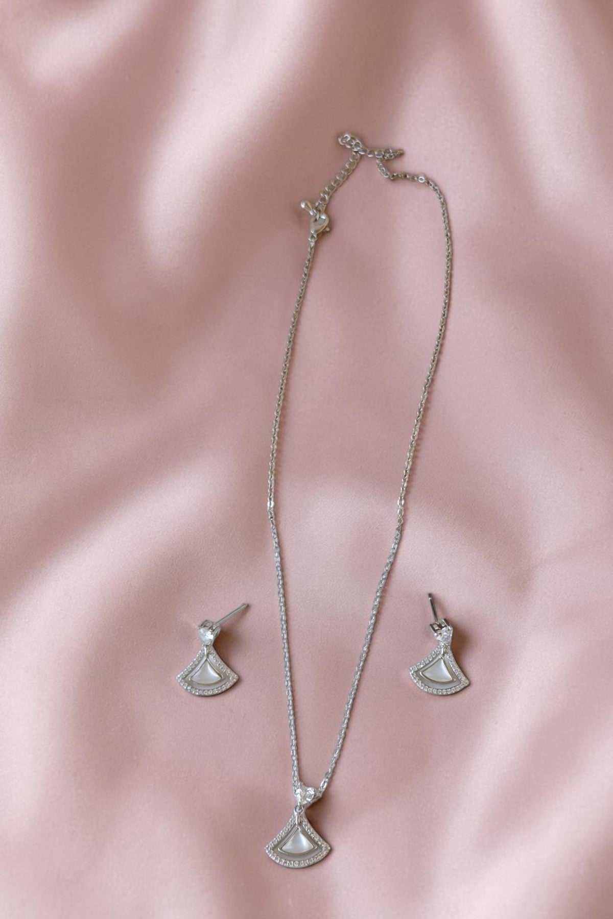 Sareena pendant set in Silver