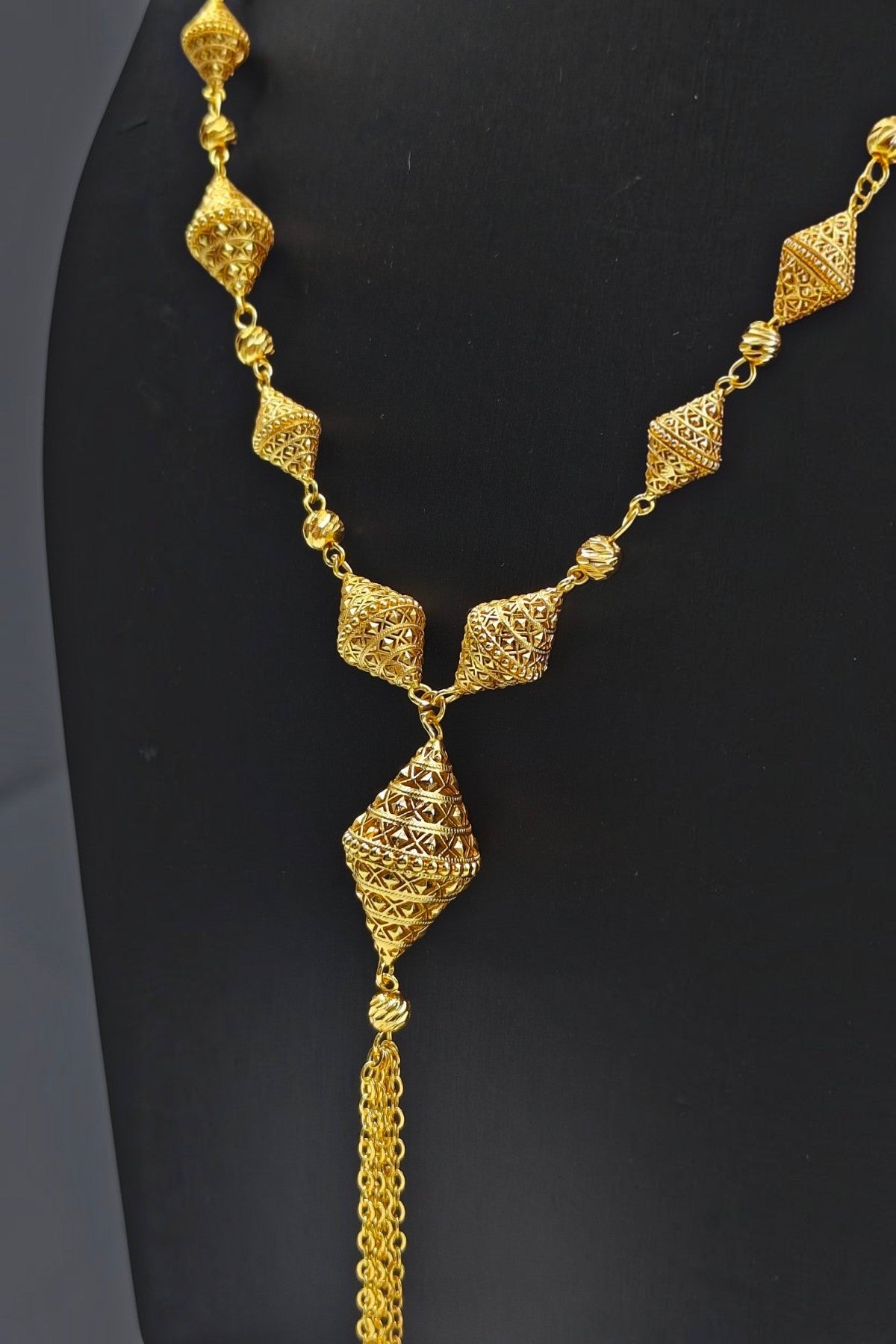Yumna Golden Necklace Set