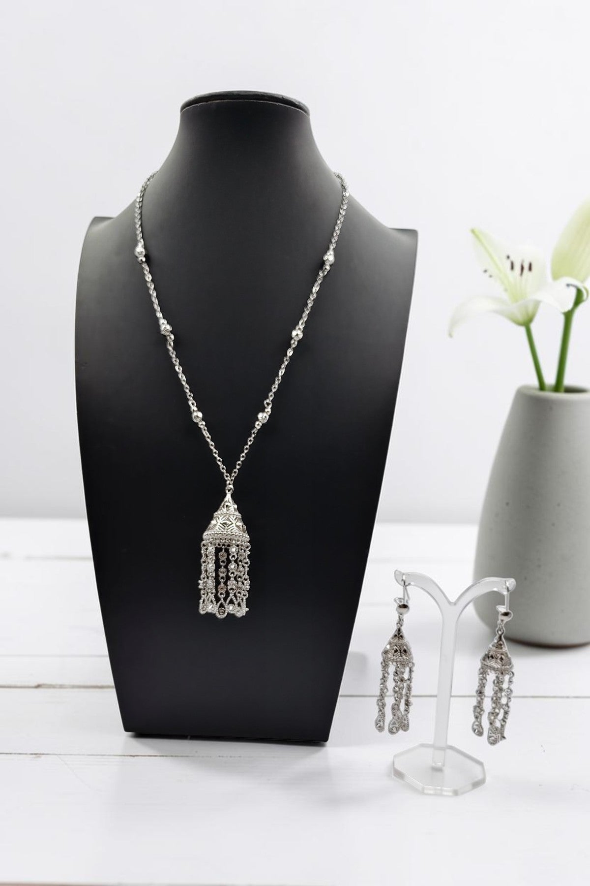 Munira Silver Pendant Necklace Set