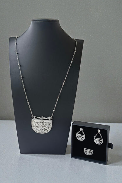 Saliha Necklace Set in Silver