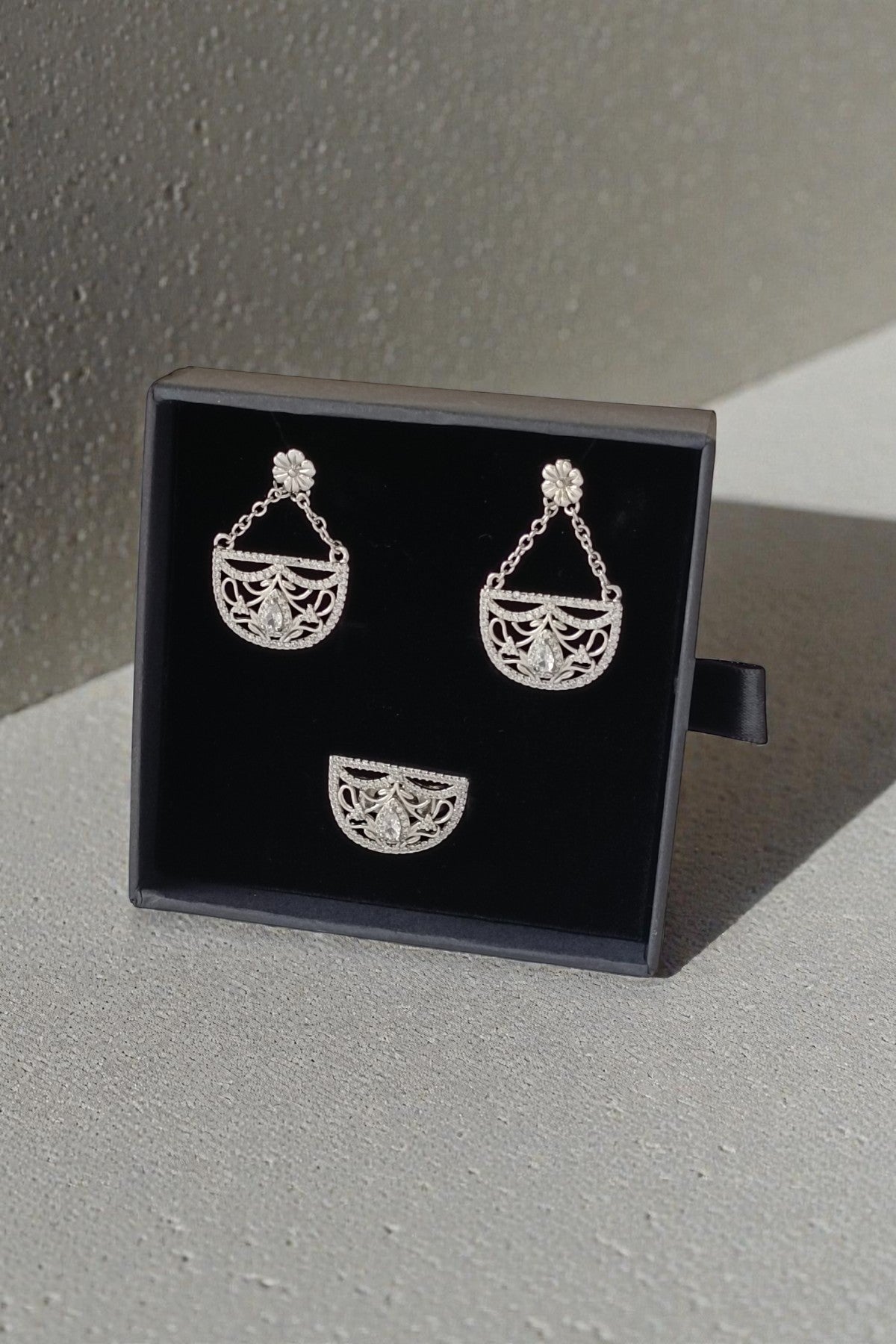 Saliha Necklace Set in Silver