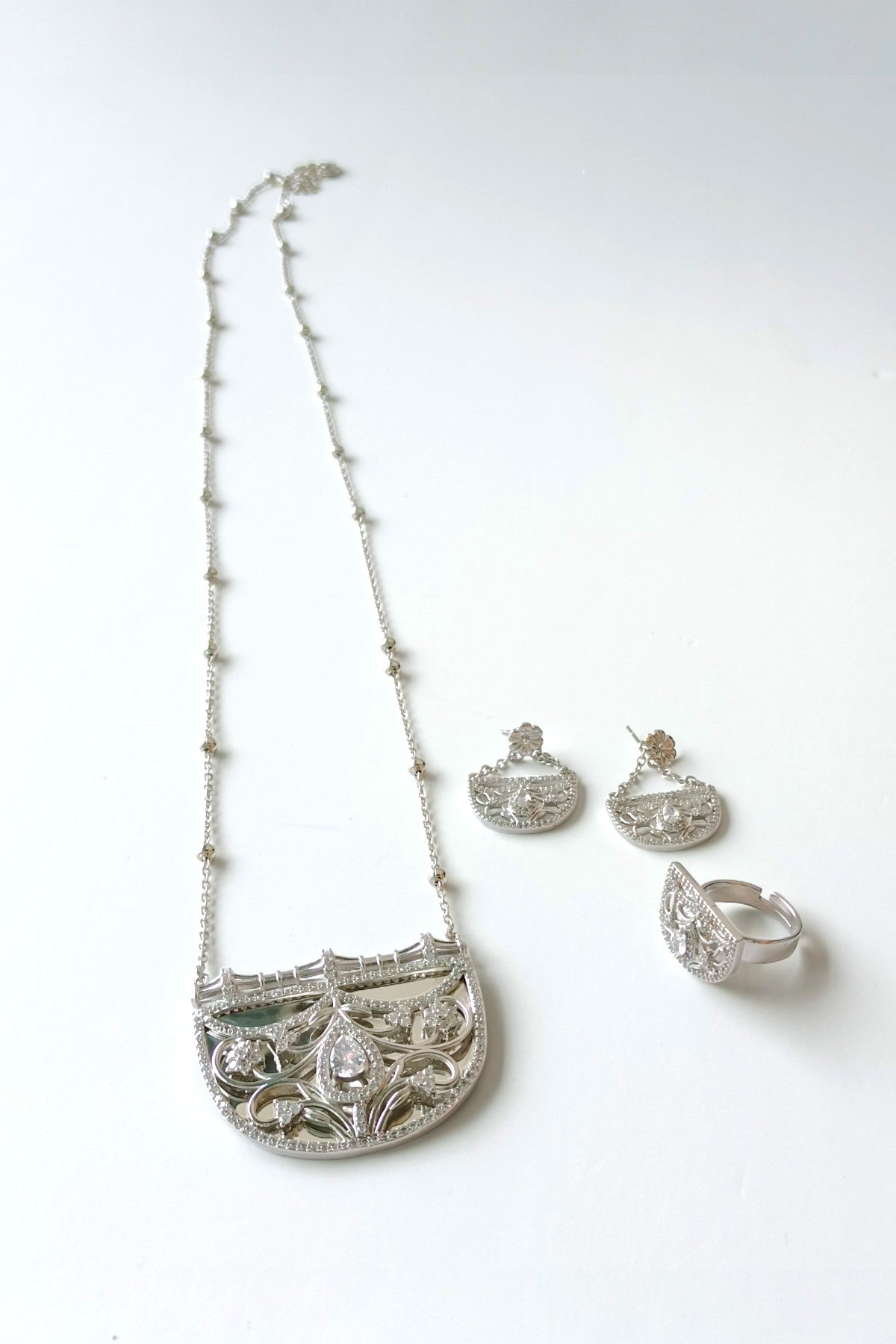 Saliha Necklace Set in Silver