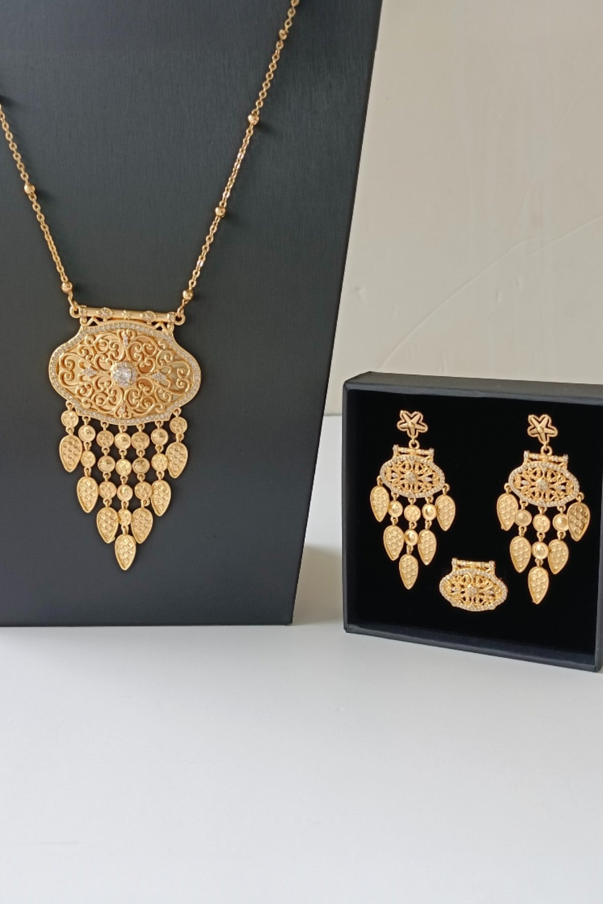 Shatha Necklace Set in Golden