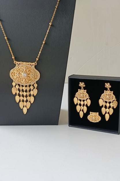 Shatha Necklace Set in Golden