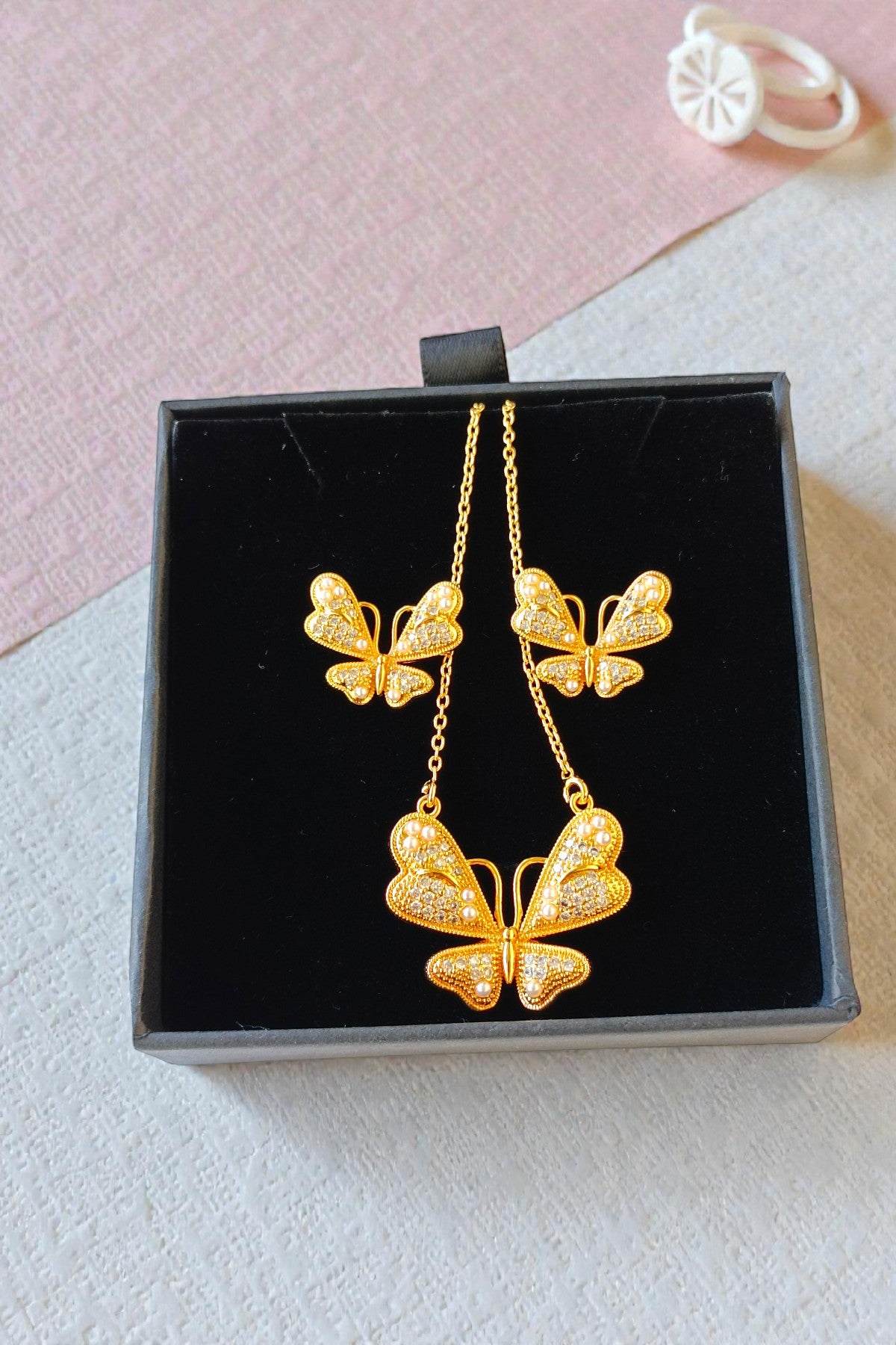 Aribah floral pendant set