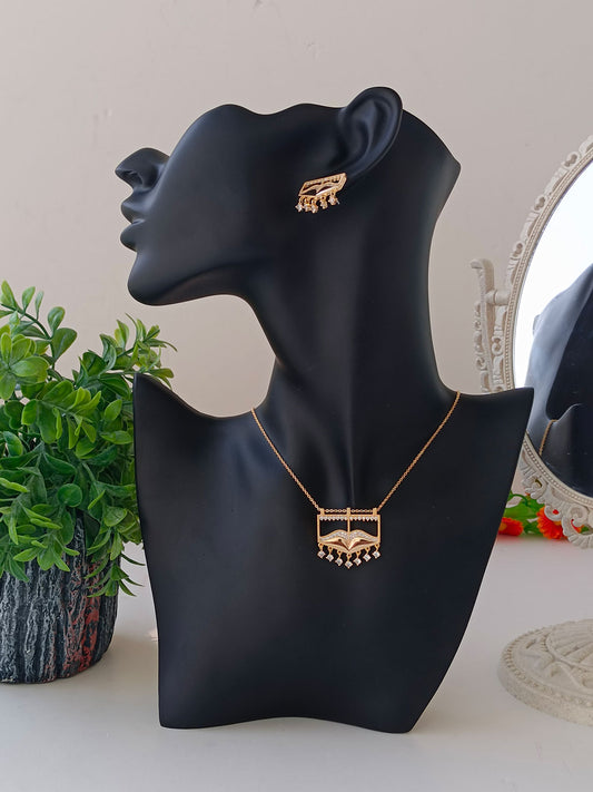 Gold chain pendant set