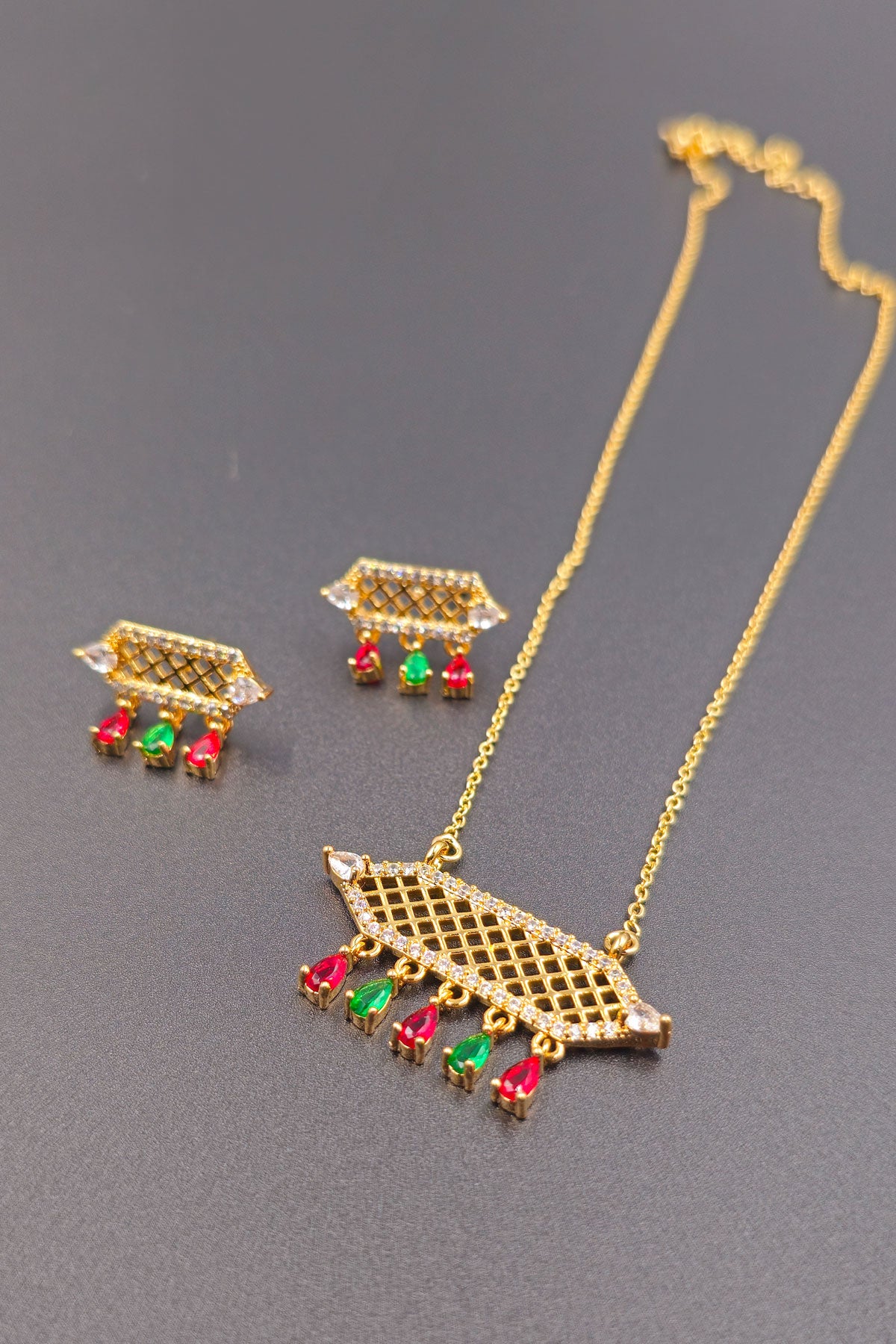 Arabian style pendant set