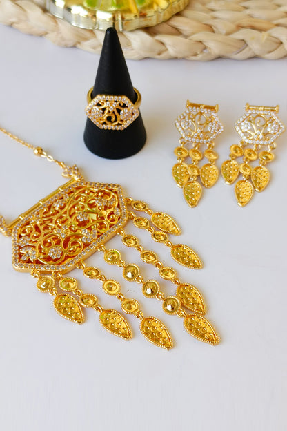 Shazi golden necklace set