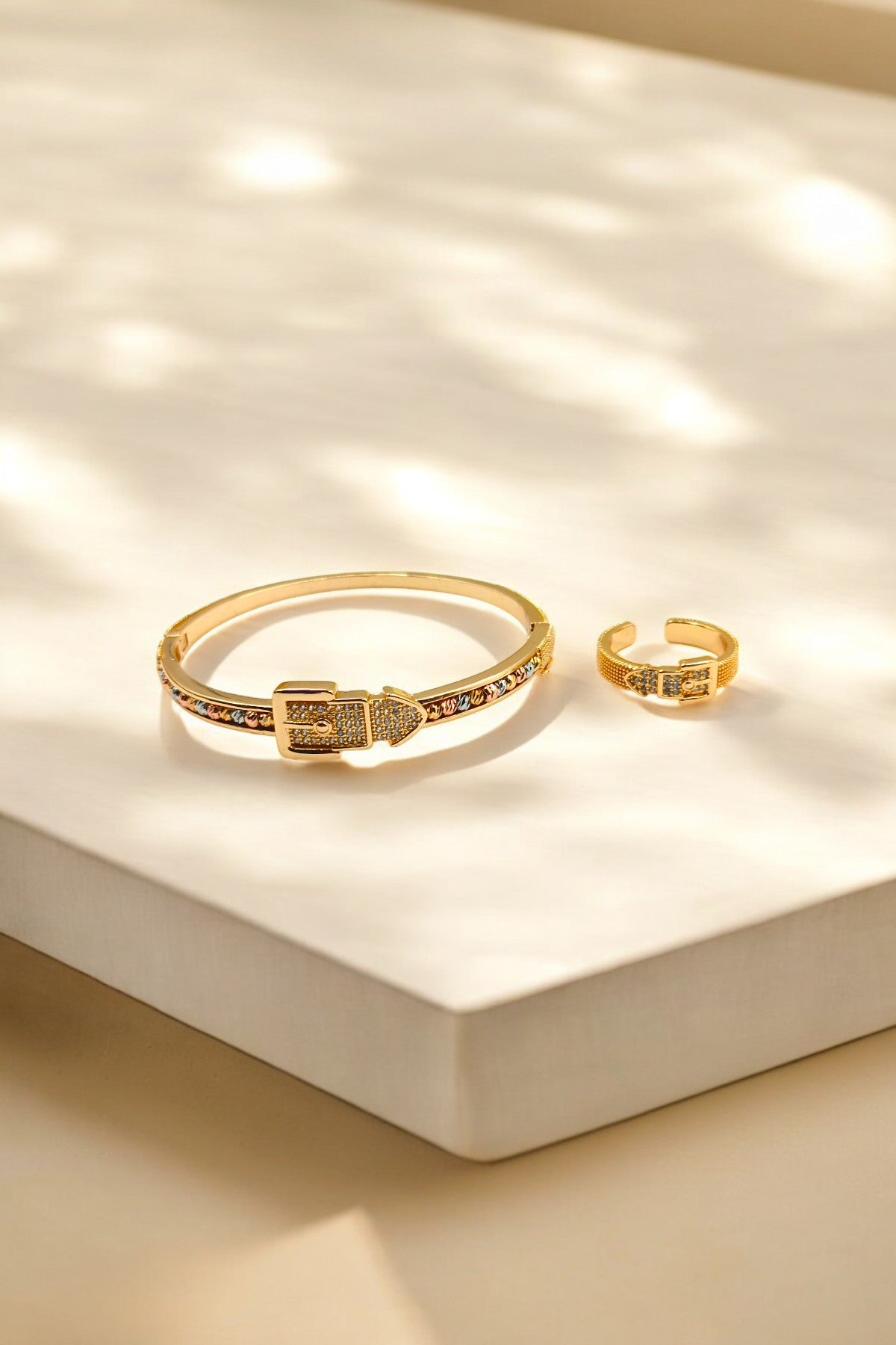 Farida Bracelet with ring in golden