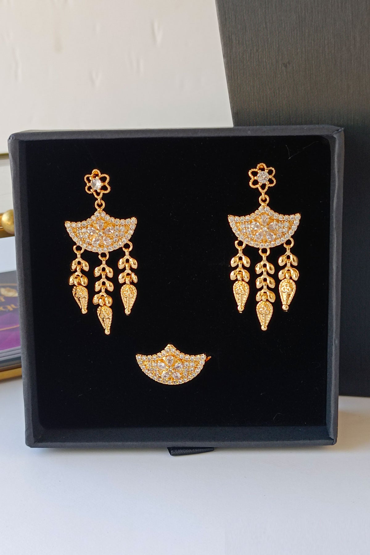 Faiha Hilal Necklace Set at box