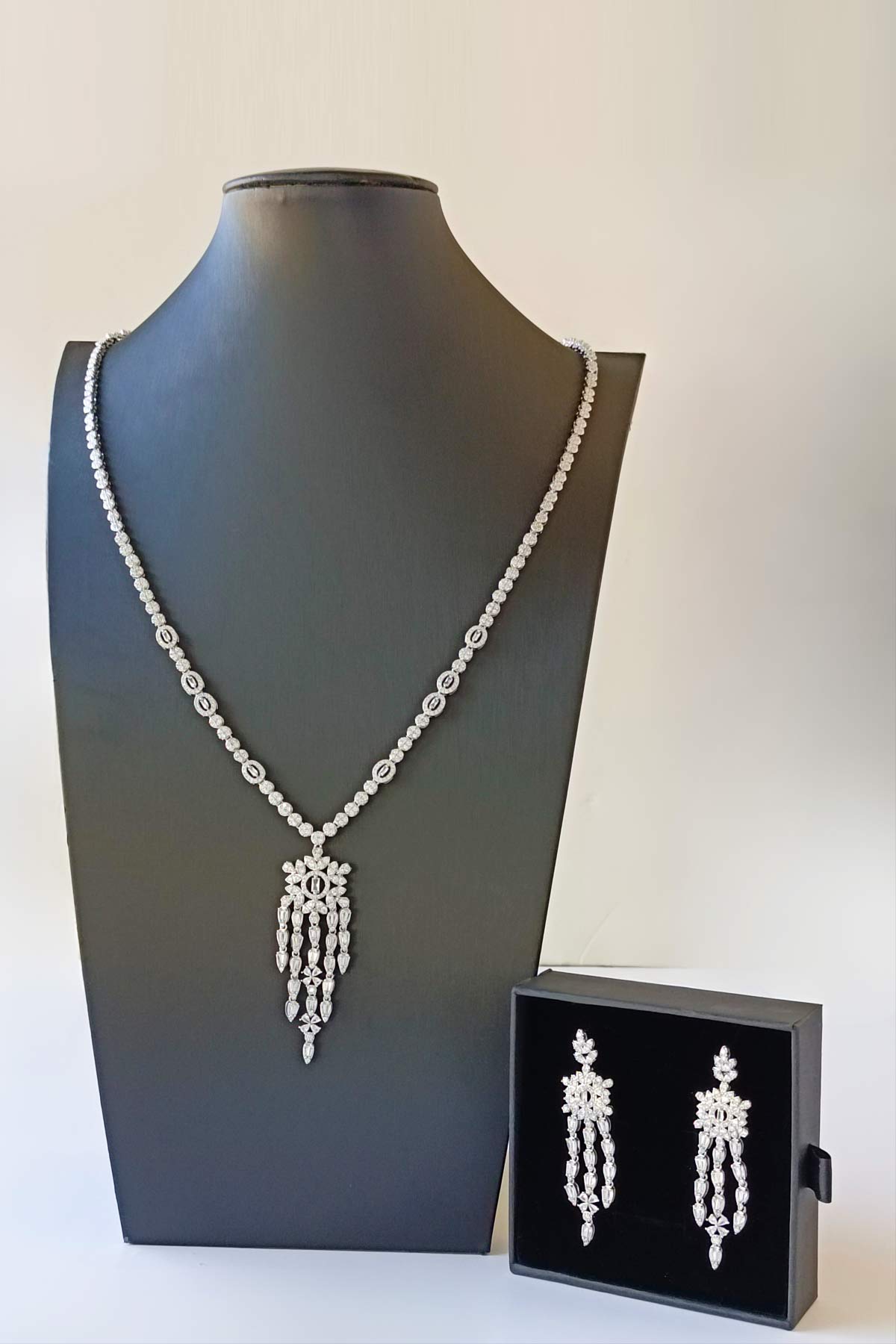 Hoorain AD Pendant Set