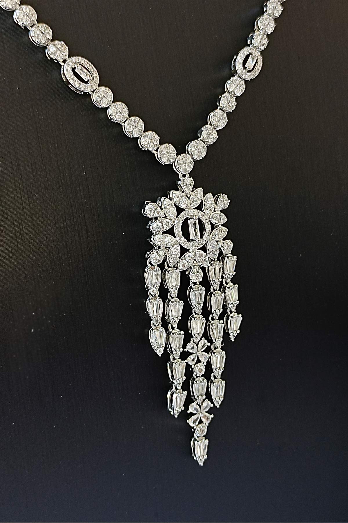 Hoorain AD Pendant Set